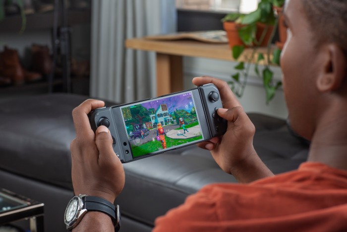 Mit dem aufgesteckten Controller sieht das Smartphone aus wie eine Nintendo Switch. (Bild: Razer)